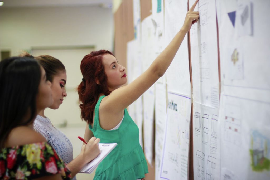Gi-Group-métier-accompagnant-éducatif-et-social-accompagnante-éducative-et-sociale (1)